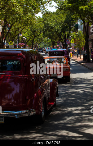 Die jährliche Street Rod Parade durch die Straßen der Innenstadt von York, PA Stockfoto