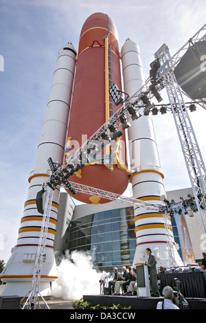 CNN-Korrespondent John Zarrella zählt für die feierliche Eröffnung des Space Shuttle Atlantis-Neubau als Rauch Balg aus einer Reihe von Spaceshuttle Rocket Booster und externen Tank am Eingang am Kennedy Space Center 29. Juni 2013 in Cape Canaveral, FL. Die neue $ 100 Millionen-Anlage umfasst interaktive Exponate, die erzählen die Geschichte von 30 Jahre Space Shuttle Programm und markieren Sie die Zukunft der Raumfahrt. Stockfoto