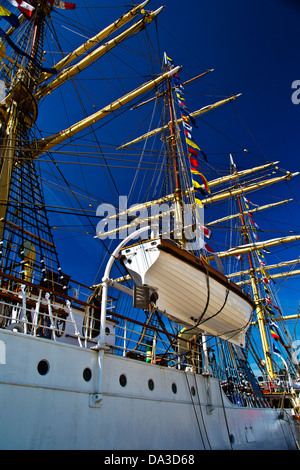 Segelschiff mit Rettungsboot Großsegler im Hafen angedockt Stockfoto