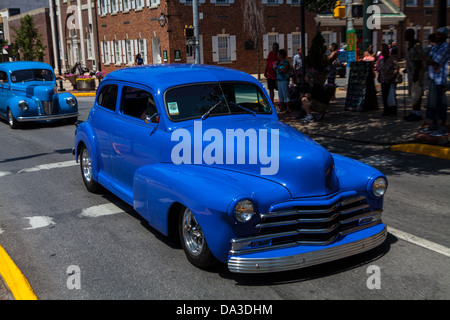 Die jährliche Street Rod Parade durch die Straßen der Innenstadt von York, PA Stockfoto