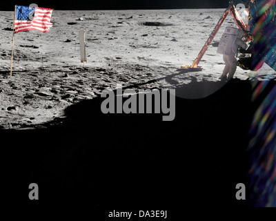 Space NASA Neil Armstrong auf der Mondoberfläche Kommandant von Apollo 11, bei der Arbeit in der Nähe der Mondfähre Eagle. Stockfoto