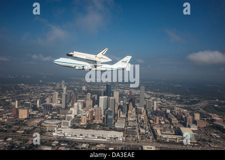 Space Shuttle Endeavour der NASA Shuttle Carrier Aircraft (SCA) in Houston, Texas am 19. September 2012 übergesetzt. Stockfoto