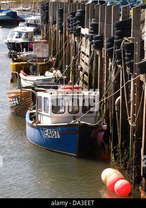Kleinen kommerziellen Fischerboote vertäut gegen die Hafenmauer, Axmouth Hafen, Seaton, Devon, UK 2013 Stockfoto