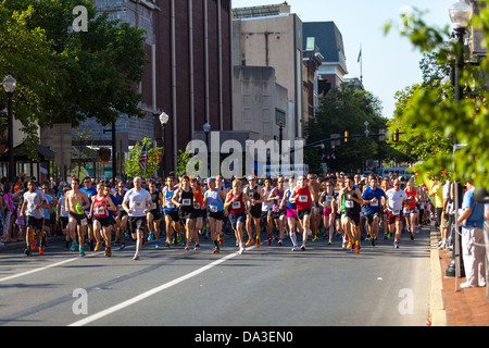 Der jährliche Red Rose Run findet statt in der Innenstadt von Lancaster, PA. Über 500 Läufer nehmen in der Regel im Juni laufen. Stockfoto