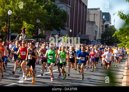 Der jährliche Red Rose Run findet statt in der Innenstadt von Lancaster, PA. Über 500 Läufer nehmen in der Regel im Juni laufen. Stockfoto