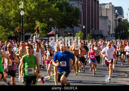 Der jährliche Red Rose Run findet statt in der Innenstadt von Lancaster, PA. Über 500 Läufer nehmen in der Regel im Juni laufen. Stockfoto