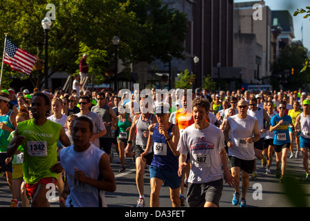 Der jährliche Red Rose Run findet statt in der Innenstadt von Lancaster, PA. Über 500 Läufer nehmen in der Regel im Juni laufen. Stockfoto