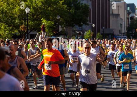 Der jährliche Red Rose Run findet statt in der Innenstadt von Lancaster, PA. Über 500 Läufer nehmen in der Regel im Juni laufen. Stockfoto