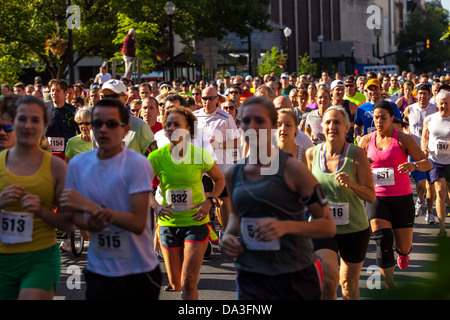 Der jährliche Red Rose Run findet statt in der Innenstadt von Lancaster, PA. Über 500 Läufer nehmen in der Regel im Juni laufen. Stockfoto