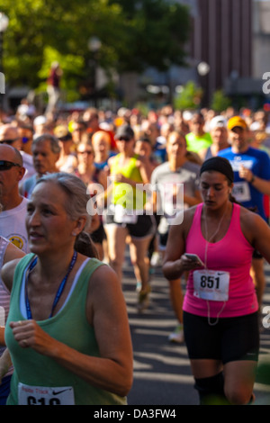 Der jährliche Red Rose Run findet statt in der Innenstadt von Lancaster, PA. Über 500 Läufer nehmen in der Regel im Juni laufen. Stockfoto