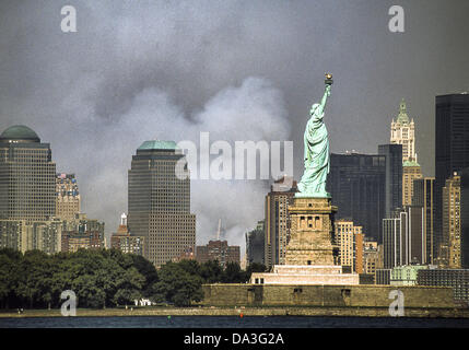 12. September 2001 wabert - New York, New York, USA - Rauch noch in den Himmel von Ground Zero, den ehemaligen Standort des World Trade Center und über die Skyline von lower Manhattan, am Tag nachdem Terroristen zwei entführte Passagierflugzeuge, die Senkung der Zwillingstürme 110-Geschichte, mit denen die Skyline mit der Statue abgestürzt of Liberty zu teilen. Foto von einem verlassenen Pier in Jersey City, NJ (Credit-Bild: © Arnold Drapkin/ZUMAPRESS.com) Stockfoto