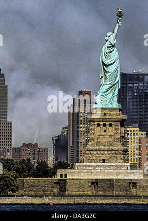 12. September 2001 wabert - New York, New York, USA - Rauch noch in den Himmel von Ground Zero, den ehemaligen Standort des World Trade Center und über die Skyline von lower Manhattan, am Tag nachdem Terroristen zwei entführte Passagierflugzeuge, die Senkung der Zwillingstürme 110-Geschichte, mit denen die Skyline mit der Statue abgestürzt of Liberty zu teilen. Foto von einem verlassenen Pier in Jersey City, NJ (Credit-Bild: © Arnold Drapkin/ZUMAPRESS.com) Stockfoto