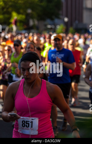 Der jährliche Red Rose Run findet statt in der Innenstadt von Lancaster, PA. Über 500 Läufer nehmen in der Regel im Juni laufen. Stockfoto