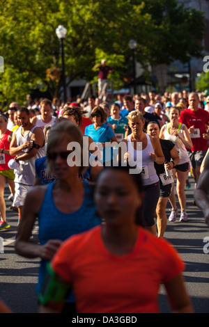 Der jährliche Red Rose Run findet statt in der Innenstadt von Lancaster, PA. Über 500 Läufer nehmen in der Regel im Juni laufen. Stockfoto