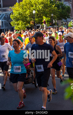 Der jährliche Red Rose Run findet statt in der Innenstadt von Lancaster, PA. Über 500 Läufer nehmen in der Regel im Juni laufen. Stockfoto