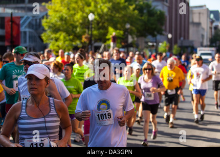 Der jährliche Red Rose Run findet statt in der Innenstadt von Lancaster, PA. Über 500 Läufer nehmen in der Regel im Juni laufen. Stockfoto