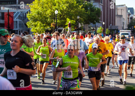 Der jährliche Red Rose Run findet statt in der Innenstadt von Lancaster, PA. Über 500 Läufer nehmen in der Regel im Juni laufen. Stockfoto