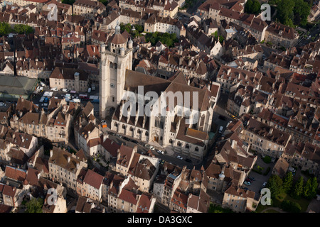 LUFTAUFNAHME. Basilika Notre-Dame. Dole, Jura, Bourgogne-Franche-Comté, Frankreich. Stockfoto