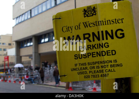 London, UK. 2. Juli 2013. Str. Marys Krankenhaus wird ein strenge Parkplatz-Verbot durchzusetzen, wenn die Herzogin von Cambridge wehen geht, wie das Vereinigte Königreich und die Welt drücken Sie Start sammeln für die königliche Geburt ist mit einer Restlaufzeit von Kredit-Juli: Amer Ghazzal/Alamy Live-Nachrichten Stockfoto