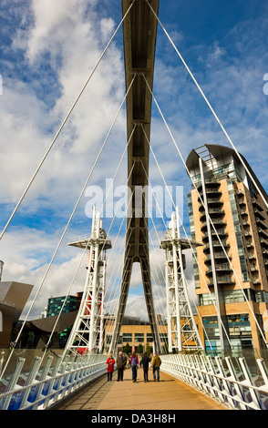 Die Lowry-Brücke oder Millenium Hubbrücke, Fußgänger-Hängebrücke in Salford Quays, Salford, UK Stockfoto