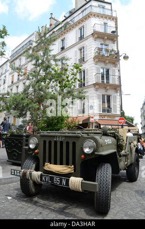 Ein Jeep aus Kriegszeiten, der in einer Straße in Montmartre geparkt hat, in einem zeitlosen Bild. Montmartre ist ein Hügel im Norden von Paris, Frankreich. Die Befreiung des Pariser Konzepts Stockfoto