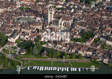 LUFTAUFNAHME. Basilika Notre-Dame. Dole, Jura, Bourgogne-Franche-Comté, Frankreich. Stockfoto