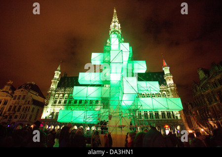 Elektro-Weihnachtsbaum in Brüssel mit Hotel de Ville im Hintergrund Stockfoto