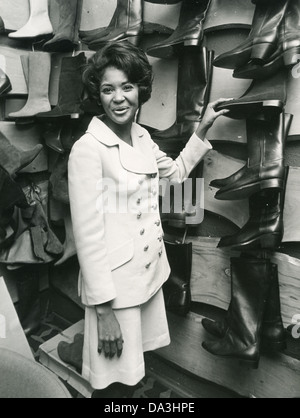 NANCY WILSON US-jazz-Sängerin Einkaufen in Oxford Street, London, März 1968. Foto Tony Gale Stockfoto