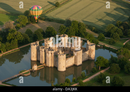 LUFTAUFNAHME. Heißluftballon treibt in der Nähe von Bodiam Castle. East Sussex, England, Großbritannien, Vereinigtes Königreich. Stockfoto