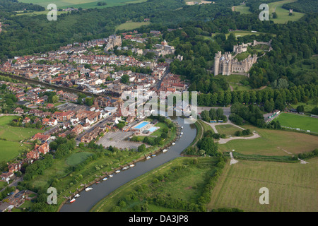 LUFTAUFNAHME. Aroundel Castle mit Blick auf die Altstadt und den Arun River. West Sussex, England, Großbritannien, Vereinigtes Königreich. Stockfoto
