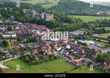LUFTAUFNAHME. Aroundel Castle mit Blick auf die Altstadt und den Arun River. West Sussex, England, Großbritannien, Vereinigtes Königreich. Stockfoto