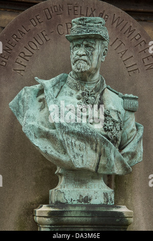 Friedhof. Eine Büste von Division General Félix de Wimpffen markiert das Grab dieses aufstrebenden Soldaten auf dem Friedhof von Père Llachaise. Paris, Frankreich. Stockfoto