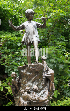 Eine Bronzestatue in Kensington Gardens von Peter Pan, "der Junge aufwachsen würde nicht". Aus dem berühmten Kinderbuch von J M Barrie. London, England, Vereinigtes Königreich. Stockfoto