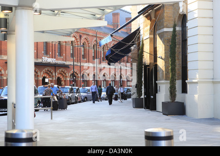 St Pancras International Bahnhof gegenüber dem neu restaurierten Great Northern Hotel am Kings Cross, London suchen Stockfoto