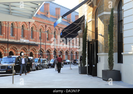 St Pancras International Bahnhof gegenüber dem neu restaurierten Great Northern Hotel am Kings Cross, London suchen Stockfoto