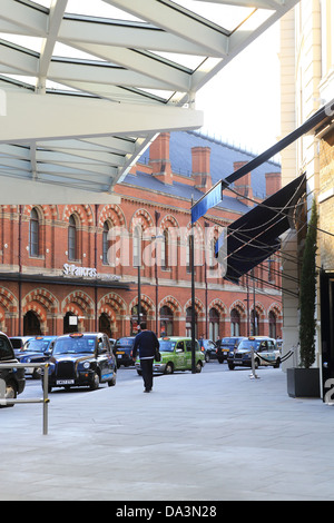 St Pancras International Bahnhof gegenüber dem neu restaurierten Great Northern Hotel am Kings Cross, London suchen Stockfoto