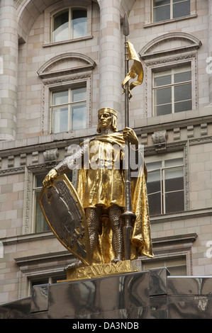 Die glänzende goldene Statue von Graf Peter von Savoyen, errichtet im Jahre 1929, die Art-Deco-Überdachung des Londoner Luxushotel Savoy ornament. England. VEREINIGTES KÖNIGREICH. Stockfoto