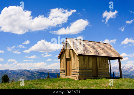 Kleine rustikale Blockhütte am Gipfel des kahlen Berge in Sun Valley, Idaho, am teilweise bewölkten Sommertag Stockfoto