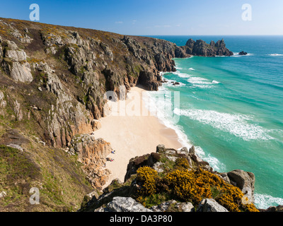 Mit Blick auf Pedn Vounder Strand von Treen Klippen Cornwall England UK Stockfoto