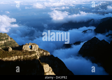 Pedra Furada (durchlöcherte Rock) von Morro da Igreja (Kirchhügel), dem höchsten Punkt im Süden Brasiliens betrachtet. Stockfoto