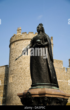 Eine Statue von Königin Victoria vor Windsor Schloß, Windsor, Berkshire. Oktober. Stockfoto