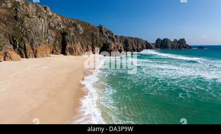 Pedn Vounder Strand mit Treryn Dinas Landzunge namens auch Logan Rock, Cornwall England UK Stockfoto