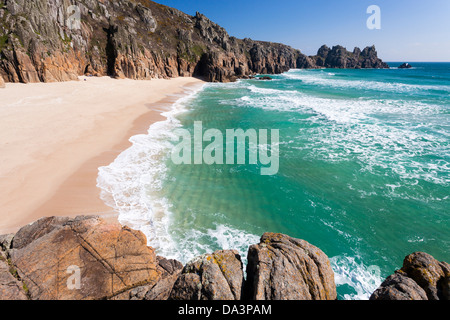 Pedn Vounder Strand mit Treryn Dinas Landzunge namens auch Logan Rock, Cornwall England UK Stockfoto