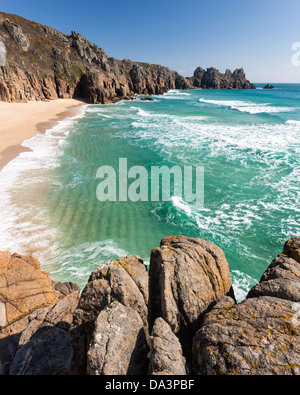 Pedn Vounder Strand mit Treryn Dinas Landzunge namens auch Logan Rock, Cornwall England UK Stockfoto