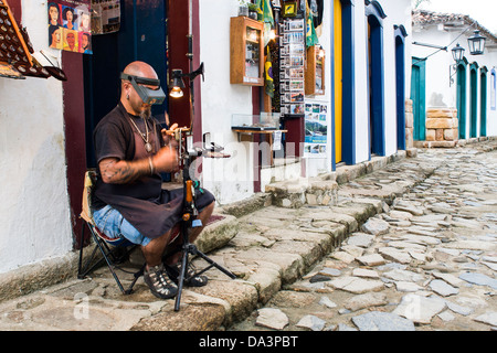 Lokale handwerkliche Arbeiten an der Straße im historischen Zentrum von Paraty. Stockfoto