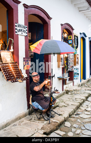 Lokale handwerkliche Arbeiten an der Straße im historischen Zentrum von Paraty. Stockfoto