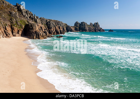 Pedn Vounder Strand mit Treryn Dinas Landzunge namens auch Logan Rock, Cornwall England UK Stockfoto