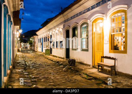 Häusern im Kolonialstil in einer Straße mit Kopfsteinpflaster gepflastert im historischen Zentrum von Paraty am Abend. Stockfoto