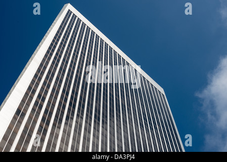 Modernes Bürogebäude Außenansicht Blue Sky / Blick auf ein modernes Bürogebäude vor einem überwiegend klaren blauen Himmel, mit ein paar Wolken rechts vom Rahmen. Stockfoto