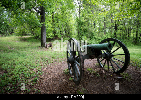 MCLEAN, Virginia, Vereinigte Staaten – historische Kanone in Fort Marcy. Am Ufer des Potomac in McLean, Virginia, westlich von Washington DC, ist Fort Marcy ein historischer Ort am George Washington Parkway, der vom National Park Service verwaltet wird. Während des Bürgerkrieges war es eines von mehreren Forts, die Washington DC umgaben, um die Stadt zu schützen. Stockfoto